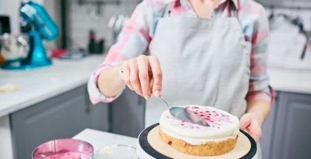 Difference Between Fondant & Cream Cake | Comprehensive Guide